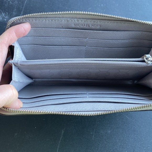 Micheal Kors large wallet - Picture 4 of 4